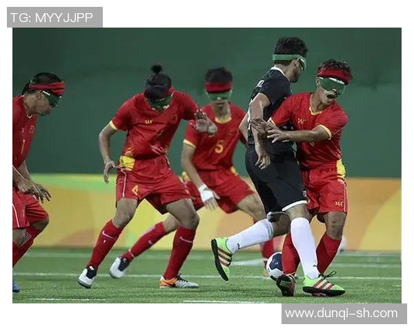 足球巨星意外接球失误全场哗然技艺精湛却难逃瞬间尴尬